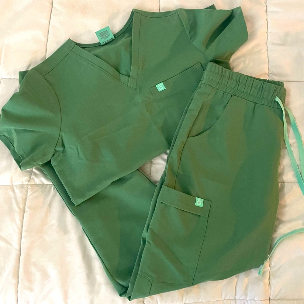 GARDE MALADE Scrub Set in FROSTY GREEN 💚